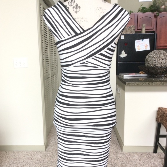 🔥 Striped Midi Dress 🔥 - Picture 4 of 7